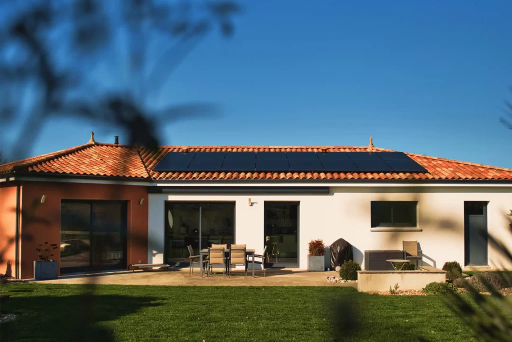 panneaux solaires photovoltaïques sur le toit d'une maison
