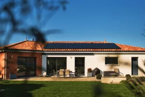 panneaux solaires photovoltaïques sur le toit d'une maison